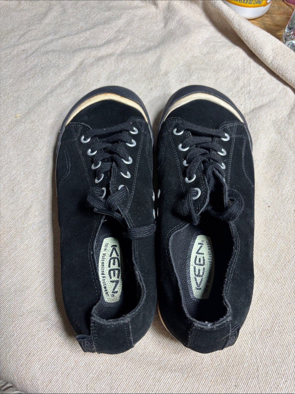Women’s keen vulcanized sneakers / black suede / 7.5